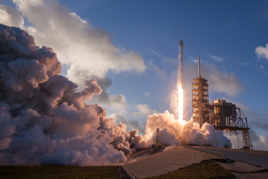 Un falcon 9 di SpaceX che decolla