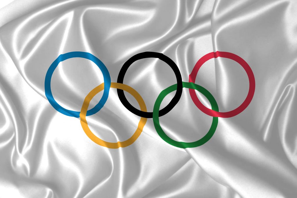 Simbolo delle Olimpiadi su bandiera [crediti foto:Pixabay via DavidRockDesign]