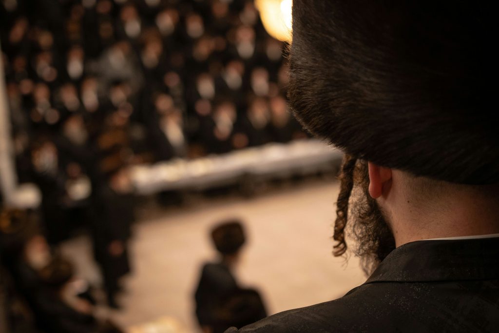 Un uomo con la cappigliatura e copricapo tipici degli ebrei ultraortodossi.