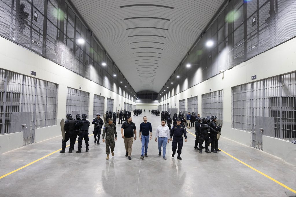 Nayib Bukele, presidente di El Salvador, visita la mega prigione CECOT, scortato dalla polizia.