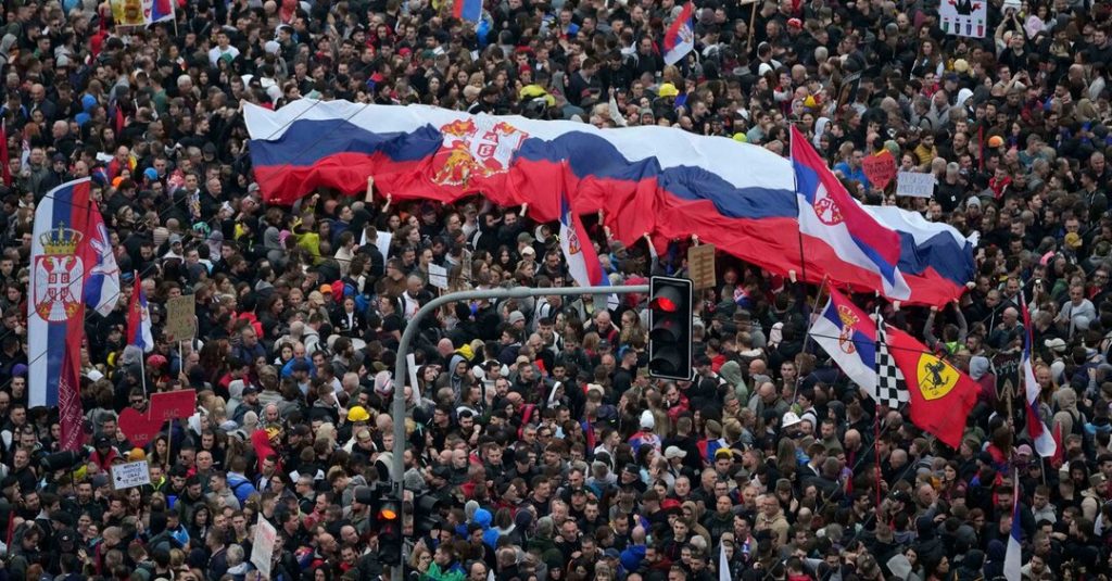 Manifestanti in strada con bandiere della Serbia. Fonte: Il Sole 24 Ore (5 aprile 2025)